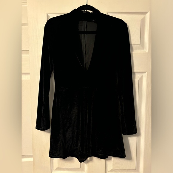 Black velvet long sleeve romper from express S - Picture 5 of 8